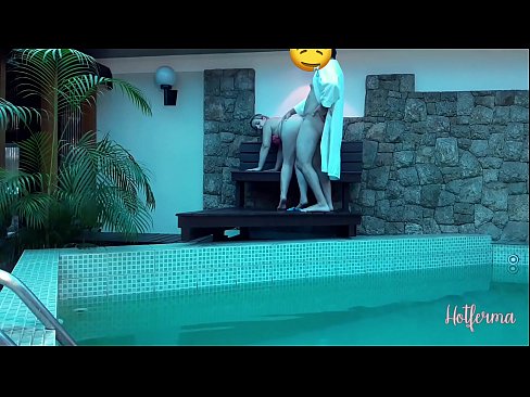 ❤️ Oga pe iranṣẹbinrin si awọn pool, sugbon ko le koju kan gbona ️❌ Fidio furo